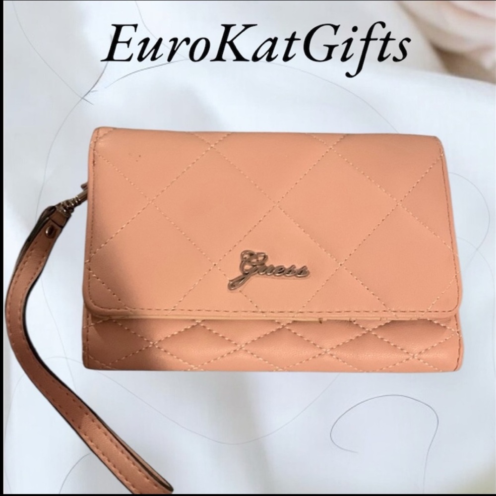 Guess Pink Blush Quilted Wristlet Like New
Trending - Picture 4 of 7